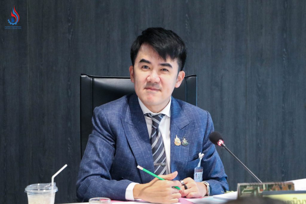 นายชนินทร์ รุ่งธนเกียรติ ประธานคณะกรรมาธิการ เป็นประธานการประชุม