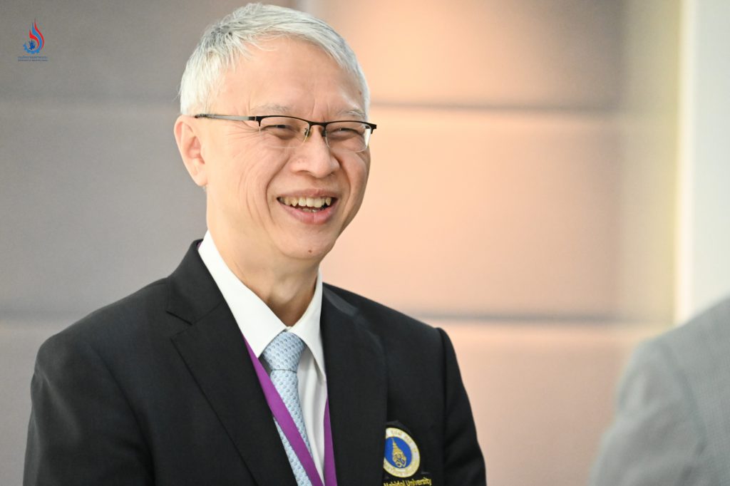 นพ.อาทิตย์ อังกานนท์ คณบดีคณะแพทย์ศาสตร์โรงพยาบาลรามาธิบดี เป็นผู้รับมอบเงิน