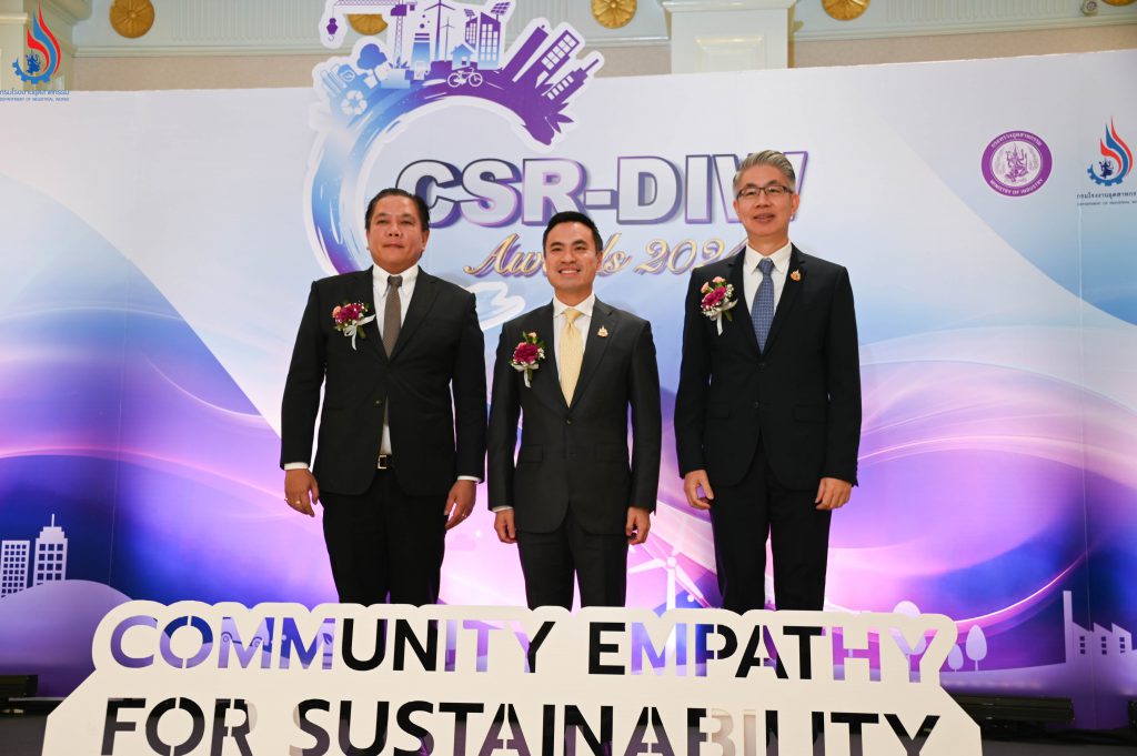 (ซ้าย-ขวา) นายพรยศ กลั่นกรอง รองอธิบดี รักษาราชการแทน อธิบดีกรมโรงงานอุตสาหกรรม, นายเอกนัฏ พร้อมพันธุ์ รัฐมนตรีว่าการกระทรวงอุตสาหกรรม และ ดร. ณัฐพล รังสิตพล ปลัดกระทรวงอุตสาหกรรม