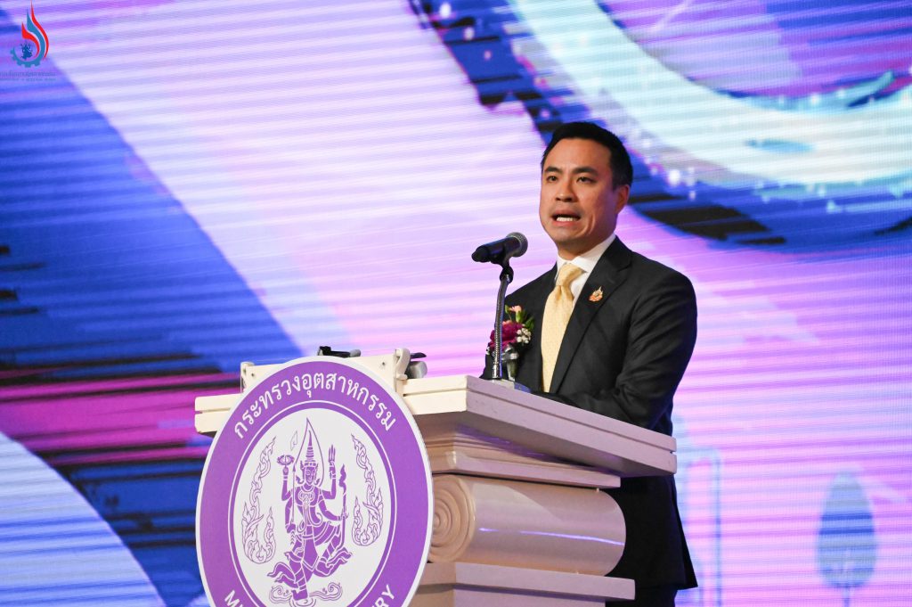 นายเอกนัฏ พร้อมพันธุ์ รัฐมนตรีว่าการกระทรวงอุตสาหกรรม กล่าวเปิดงาน และมอบรางวัล CSR-DIW Continuous 10 ปีต่อเนื่อง