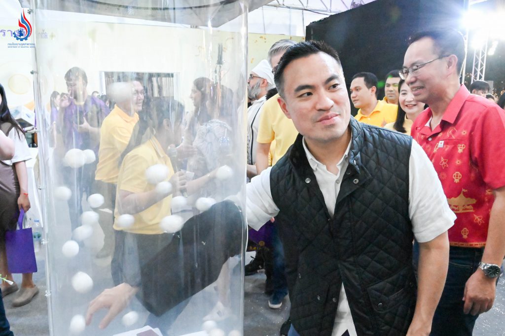 นายเอกนัฏ พร้อมพันธุ์ รัฐมนตรีว่าการกระทรวงอุตสาหกรรม (รวอ.)