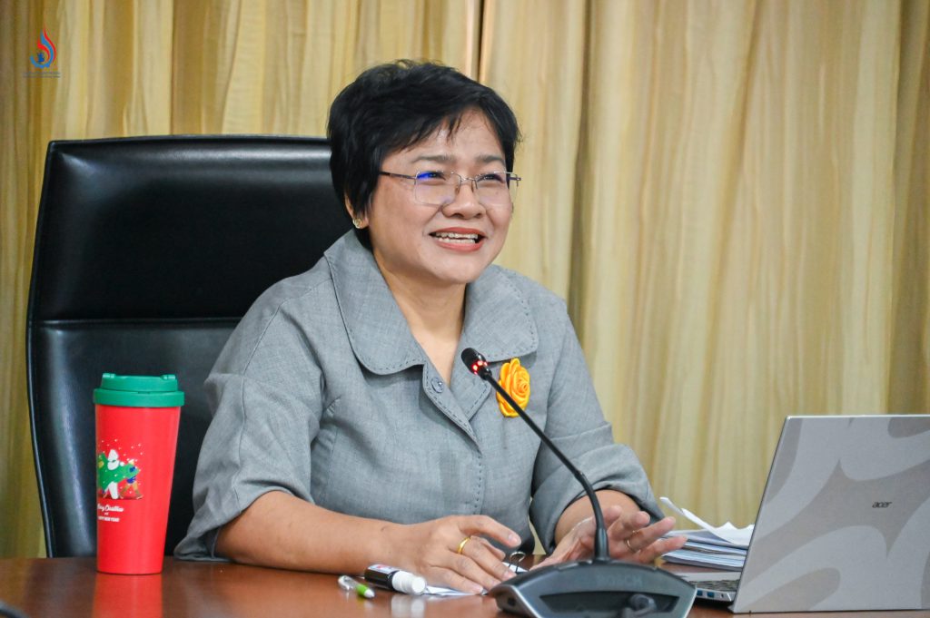 นางริกาญจน์ ฉัตรสกุลวิไล ผู้อำนวยการกลุ่มมลพิษดิน กองส่งเสริมเทคโนโลยีสิ่งแวดล้อมโรงงาน ร่วมถ่ายทอดความรู้