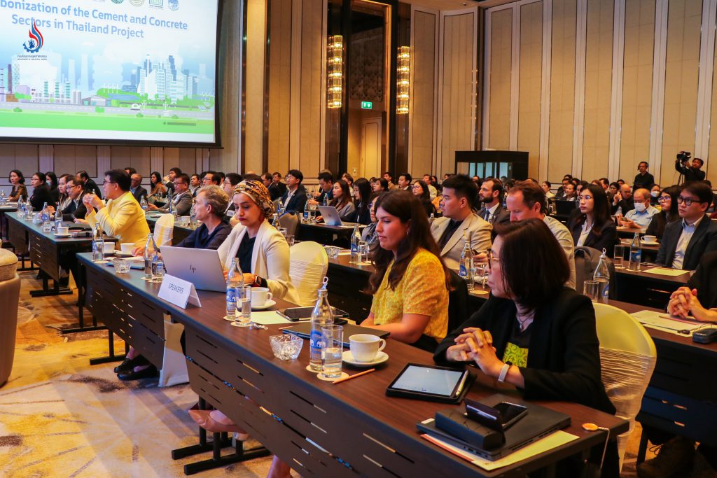 ภายในงานได้จัดให้มีการสัมมนาในหัวข้อ “นโยบายการลดการปล่อยคาร์บอนในอุตสาหกรรมปูนซีเมนต์และคอนกรีต-ความท้าทายและอนาคต” เพื่อนำเสนอกรอบนโยบายและแนวปฏิบัติที่ดีในการลดการปล่อยคาร์บอนระดับสากล