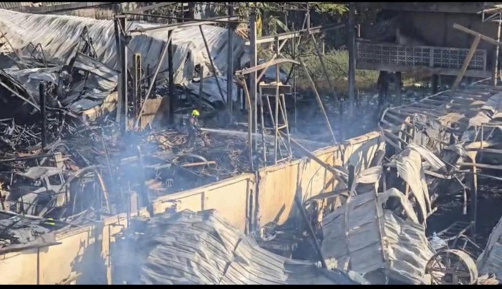 ที่เกิดเหตุพบเพลิงไหม้ ห้างหุ้นส่วนจำกัด บ้วนเซ่งไถ่ ประกอบกิจการทำบานประตู-หน้าต่าง และวงกบไม้