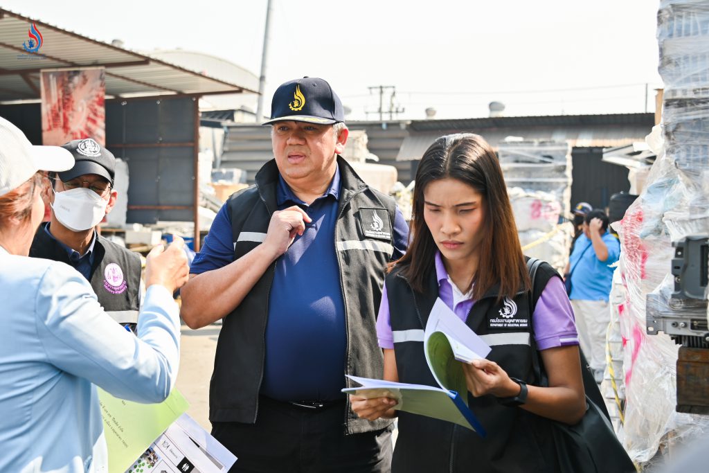 นายสุนทร แก้วสว่าง รองอธิบดีกรมโรงงานอุตสาหกรรม และเจ้าหน้าที่กองบริหารจัดการกากอุตสาหกรรม