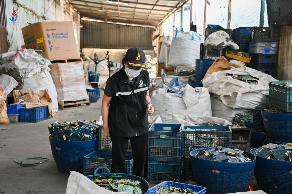 บริษัทฯ ได้ชี้แจงรายละเอียดวัตถุดิบและผลิตภัณฑ์ชิ้นส่วนอิเล็กทรอนิกส์ของกลางที่ยึดอายัดไว้ต่อเจ้าหน้าที่ แต่ยังไม่สามารถชี้แจงที่มาของวัตถุดิบและผลิตภัณฑ์ได้อย่างชัดเจน