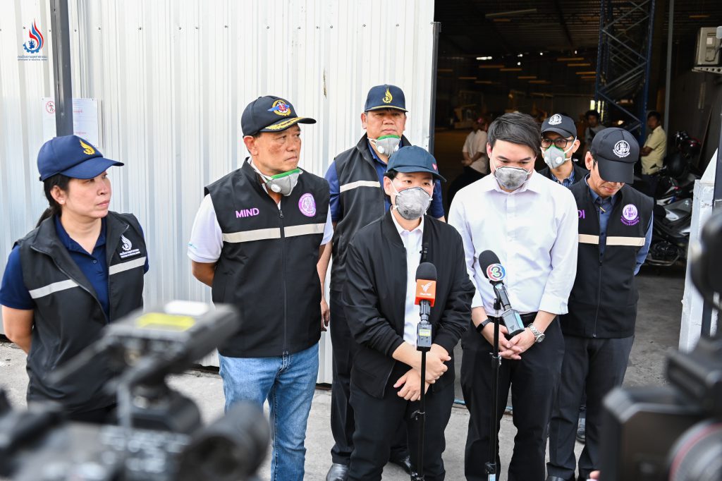 (ซ้าย-ขวา) นางสาวนวพร สงวนหมู่ ผู้อำนวยการกองบริหารจัดการกากอุตสาหกรรม, นายเอกนิติ รมยานนท์ ผู้ตรวจราชการกระทรวงอุตสาหกรรม, นางสาวฐิติภัสร์ โชติเดชาชัยนันต์ หัวหน้าคณะทำงานรัฐมนตรีว่าการกระทรวงอุตสาหกรรม, นายสุนทร แก้วสว่าง รองอธิบดีกรมโรงงานอุตสาหกรรม, ผู้แทนสถาบันพลาสติก และนายพุทธิกรณ์ วิชัยดิษฐ อุตสาหกรรมจังหวัดสมุทรสาคร