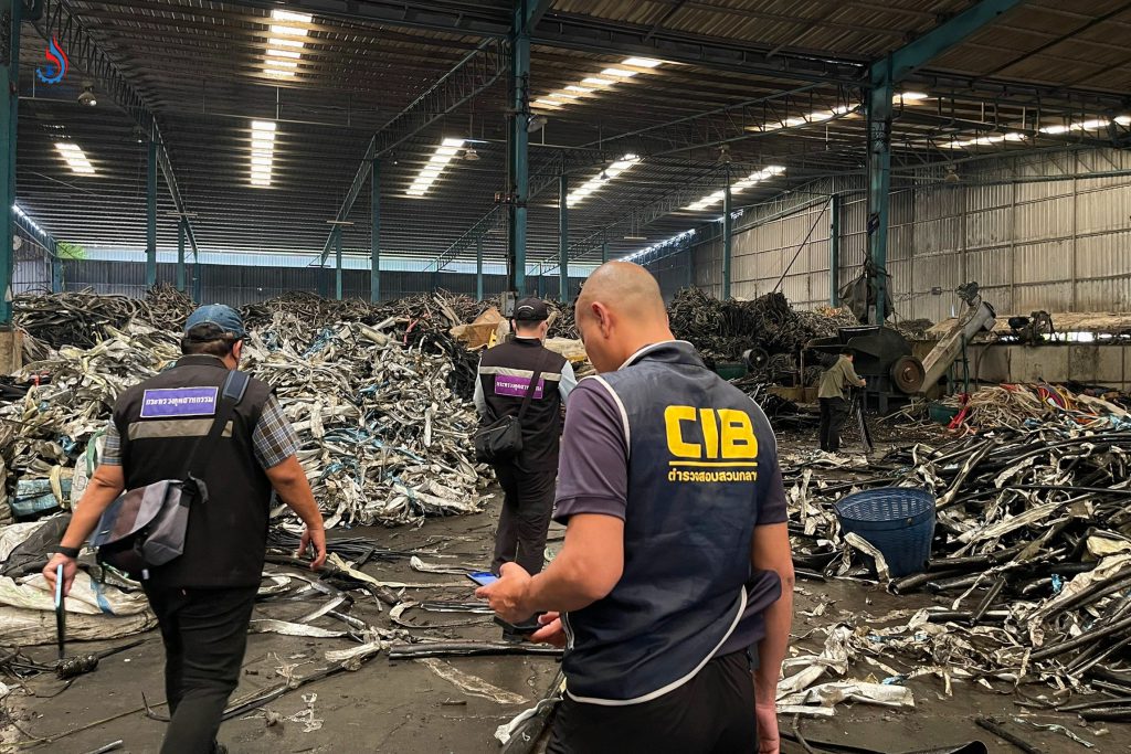 พนักงานเจ้าหน้าที่ร่วมกับเจ้าหน้าที่กองบัญชาการตำรวจสอบสวนกลางได้ขออนุมัติศาลจังหวัดสมุทรสาคร เข้าตรวจค้นพื้นที่โรงงานที่อยู่ในบริเวณข้างเคียง จำนวน 2 แห่ง ตรวจพบว่ามีการประกอบกิจการโรงงานไม่ตรงกับที่ได้รับอนุญาต อีกทั้งมีเศษพลาสติกที่มีลักษณะเดียวกับที่พบในพื้นที่เพลิงไหม้ ประเมินมูลค่าได้กว่า 100 ล้านบาท
