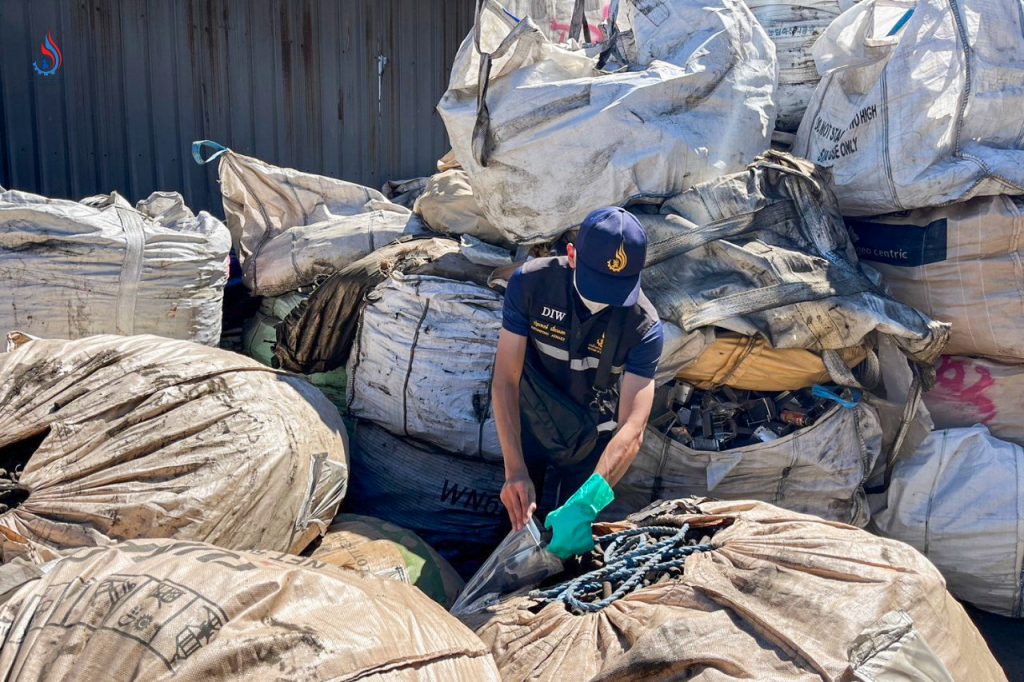 เจ้าหน้าที่ตรวจค้นพบการกองวัตถุดิบ ประเภทเศษโลหะ เครื่องใช้ไฟฟ้าเก่า และเศษเครื่องใช้ไฟฟ้าจากการถอดแยกแล้ว มอเตอร์เก่า ชิ้นส่วนคอมพิวเตอร์ แบตเตอรี่เก่า และกองกากของเสียจากการคัดแยกไว้ทั้งภายในอาคารและภายนอกอาคาร