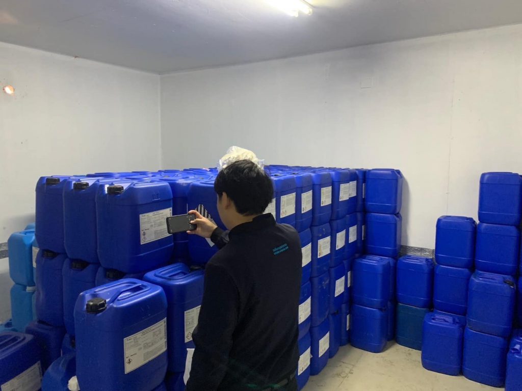 มีการแบ่งบรรจุสารเคมีหลายชนิดลงในบรรจุภัณฑ์ พร้อมติดป้ายเป็นผลิตภัณฑ์ของบริษัทเอกชนแห่งหนึ่งในจังหวัดพระนครศรีอยุธยา