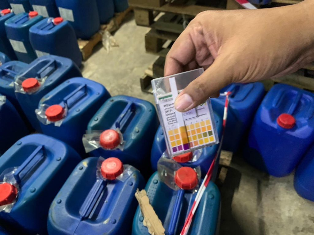 ทดสอบวัดค่าความเป็นกรด-ด่าง (pH) ภายในแกลลอนบรรจุสารเคมี มีค่าเท่ากับ 1 เข้าข่ายอาจมีคุณลักษณะเป็นวัตถุอันตราย ชนิดที่ 3 ตามบัญชี 5.2 ประกาศกระทรวงอุตสาหกรรม เรื่อง บัญชีรายชื่อวัตถุอันตราย พ.ศ. 2556