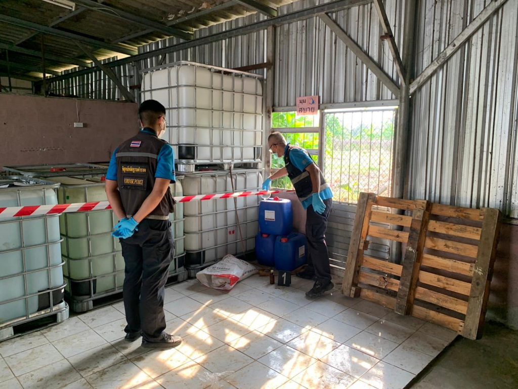 ตำรวจพิสูจน์หลักฐานได้สุ่มเก็บตัวอย่างสารเคมีเพื่อส่งมอบให้ตรวจสอบโดยละเอียดเพิ่มเติม