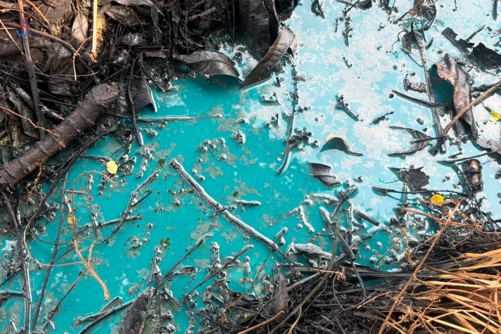 พบของเสียชนิดของเหลว สีเขียวเข้มปนฟ้า กลิ่นฉุนคล้ายสารเคมีจำพวกน้ำปนเปื้อนสี