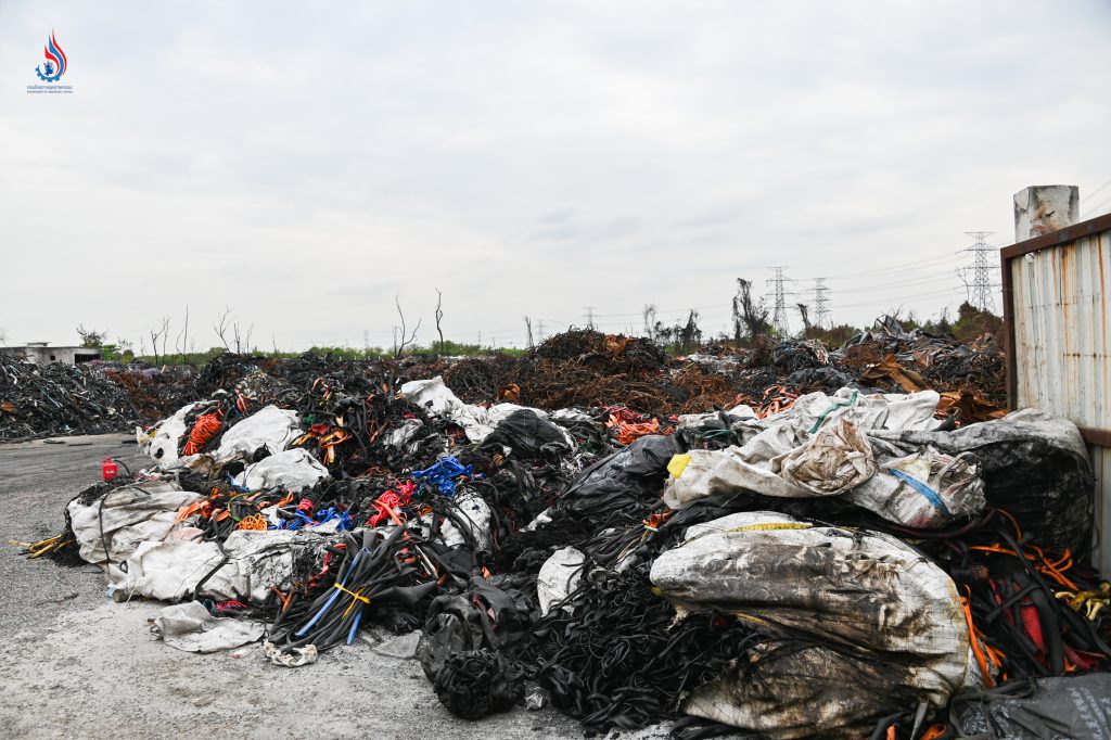 อาคารโกดังเก็บพลาสติกรีไซเคิลในตำบลยกกระบัตร อำเภอบ้านแพ้ว จังหวัดสมุทรสาคร ที่เกิดเหตุเพลิงไหม้เมื่อวันที่ 29 มกราคม 2568 ที่ผ่านมา