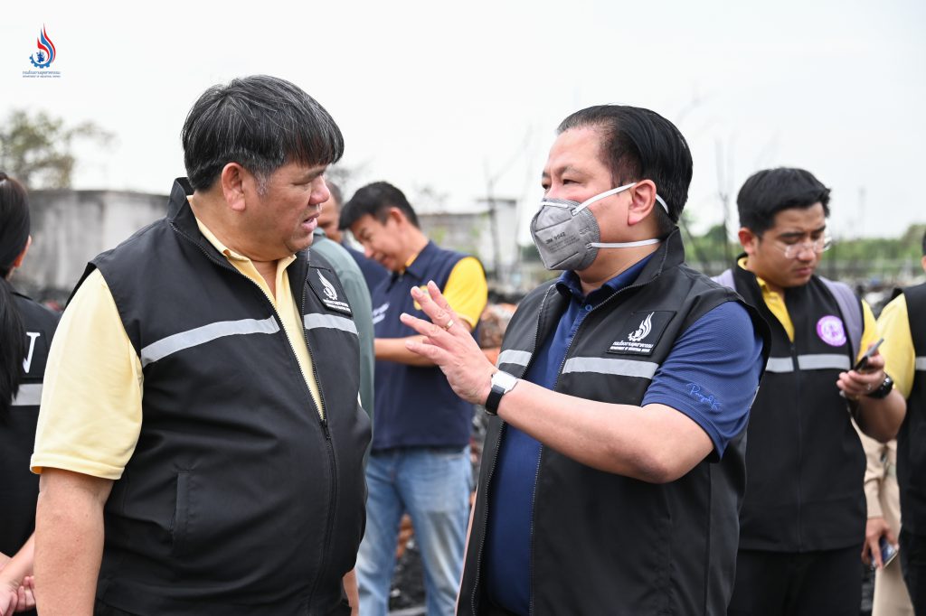 (ซ้าย-ขวา) นายสุนทร แก้วสว่าง รองอธิบดีกรมโรงงานอุตสาหกรรม และนายพรยศ กลั่นกรอง อธิบดีกรมโรงงานอุตสาหกรรม