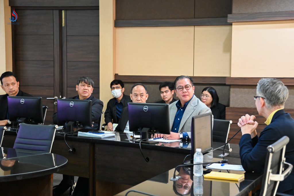 นายพรยศ กลั่นกรอง อธิบดีกรมโรงงานอุตสาหกรรม นำ นายวีรพงษ์ เอี่ยมเจริญชัย นายสุนทร แก้วสว่าง และนายธีรทัศน์ อิศรางกูร ณ อยุธยา รองอธิบดีกรมโรงงานอุตสาหกรรม พร้อมคณะผู้บริหารกรมโรงงานอุตสาหกรรม เข้าร่วมประชุม