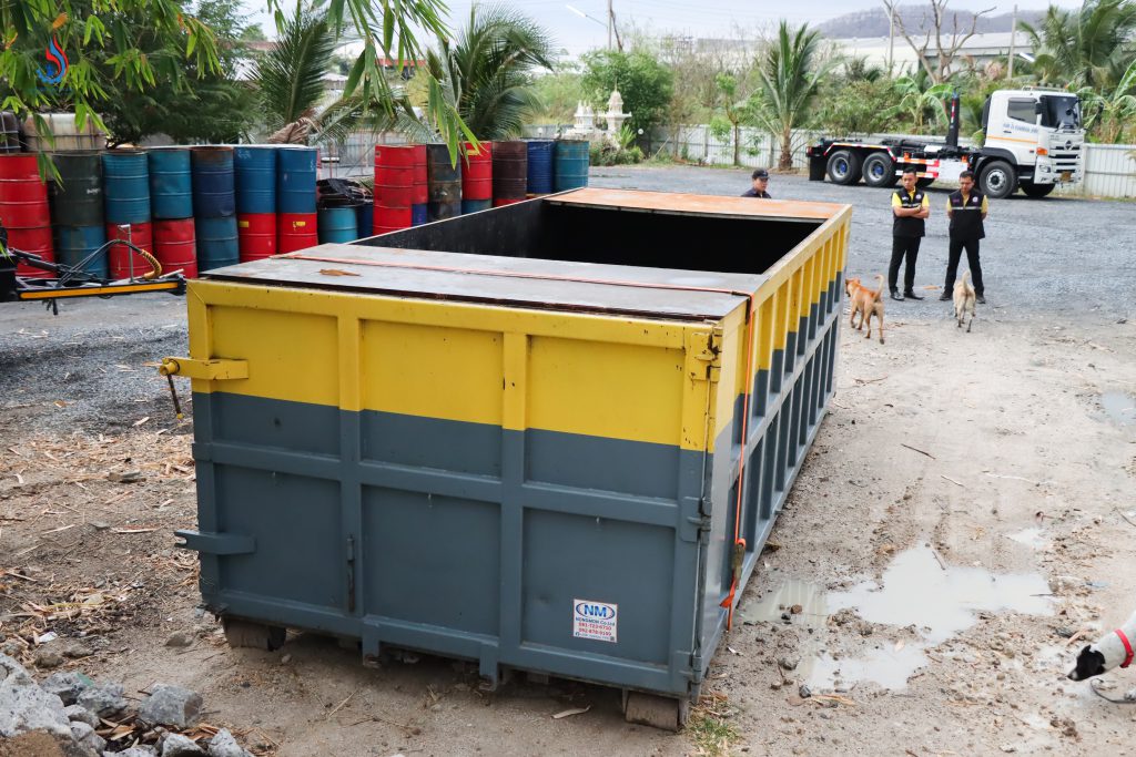 เจ้าหน้าที่ตรวจสอบบริเวณจุดจอดรถของบริษัทเอกชน ในตำบลบ้านสวน อำเภอเมืองชลบุรี จังหวัดชลบุรี