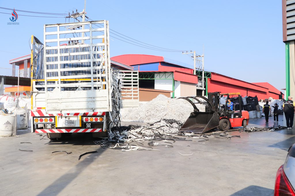 โรงงานแห่งแรก ในตำบลบางหญ้าแพรก อำเภอเมืองสมุทรสาคร จังหวัดสมุทรสาคร