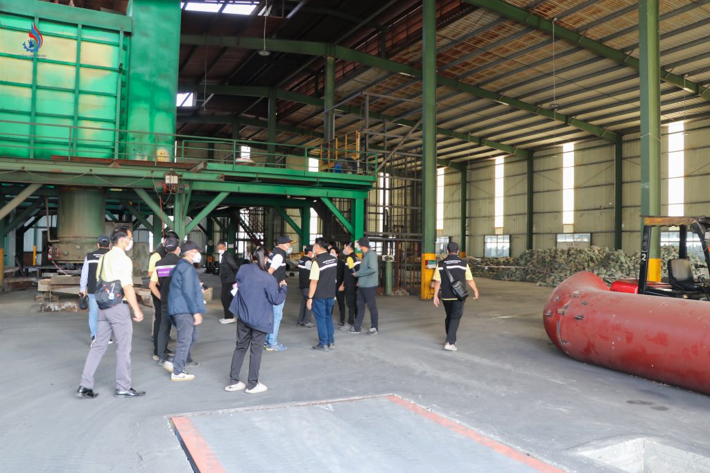 จุดที่สอง ในตำบลกาหลง อำเภอเมืองสมุทรสาคร จังหวัดสมุทรสาคร เป็นโรงงานลำดับที่ 60 พนักงานเจ้าหน้าที่และเจ้าหน้าที่ตำรวจได้ตรวจสอบติดตามความคืบหน้าการดำเนินการแก้ไขปัญหาจากเหตุร้องเรียนของประชาชนในพื้นที่