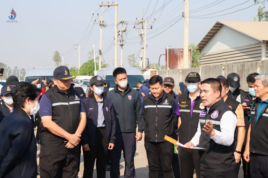 พนักงานเจ้าหน้าที่ตามพระราชบัญญัติโรงงาน พ.ศ. 2535 และพระราชบัญญัติวัตถุอันตราย พ.ศ. 2535 ได้นำหมายค้นจากศาลจังหวัดปราจีนบุรีเข้าตรวจสอบพื้นที่