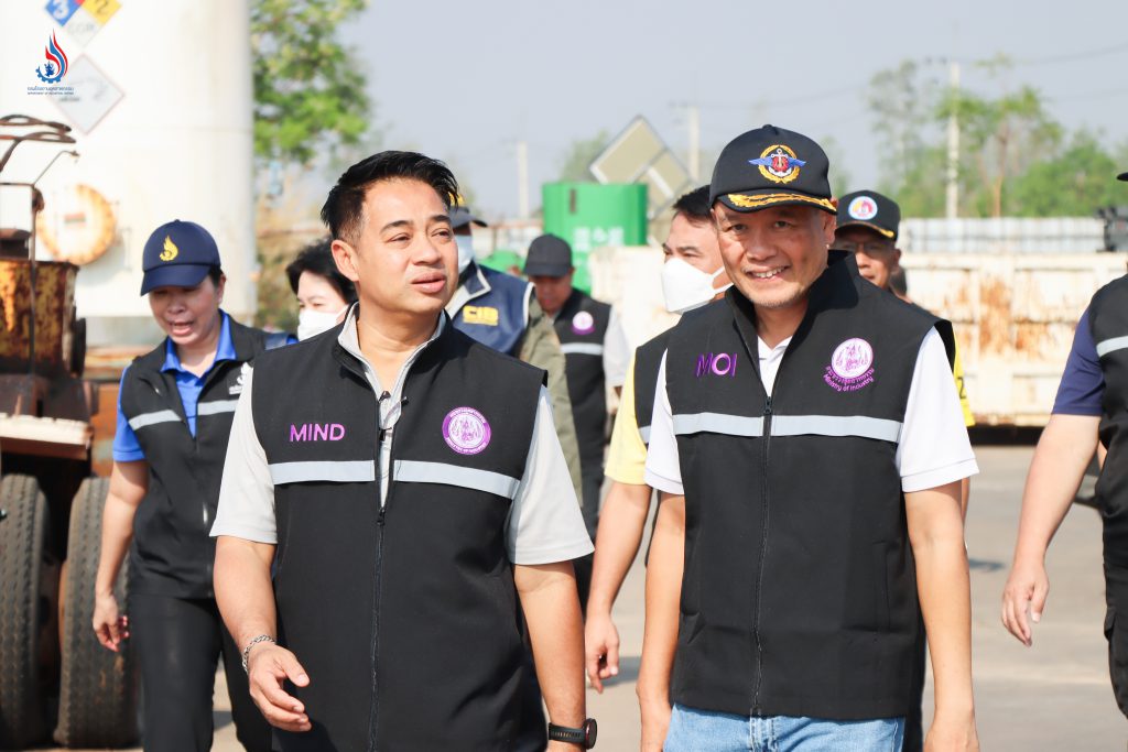 (ซ้าย-ขวา) นายเตมีย์ พันธุวงศ์ราช ผู้อำนวยการกองตรวจราชการสำนักงานปลัดกระทรวงอุตสาหกรรม และนายเอกนิติ รมยานนท์ ผู้ตรวจราชการกระทรวงอุตสาหกรรม