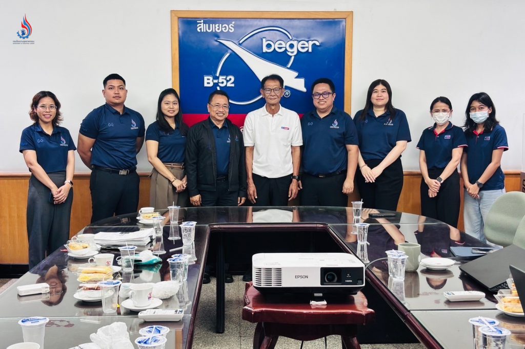 นายณรงค์ บัวบาน ผู้อำนวยการกองพัฒนาระบบมาตรฐานงานกำกับโรงงาน นำคณะเจ้าหน้าที่ลงพื้นที่โรงงานของ บริษัท เบเยอร์ จำกัด