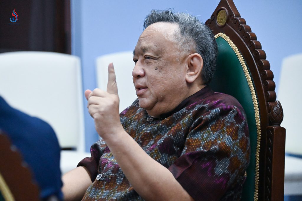 ศาสตราจารย์พิเศษธงทอง จันทรางศุ ประธานกรรมการคณะกรรมการปรับปรุงกฎหมายเพื่ออำนวยความสะดวกในการประกอบธุรกิจ