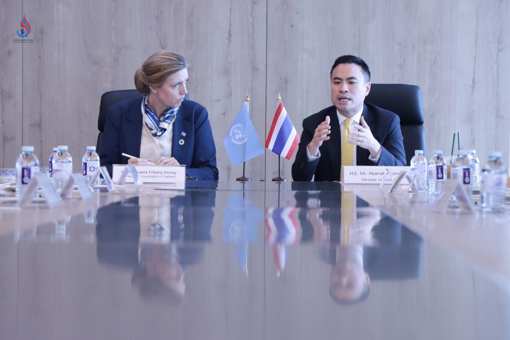 นายเอกนัฏ พร้อมพันธุ์ รัฐมนตรีว่าการกระทรวงอุตสาหกรรม ให้การต้อนรับ นางสาวมิเกลล่า ฟิลแบรย์-สตอเร่ (Ms. Michaela Friberg-Storey) ผู้ประสานงานสหประชาชาติประจำประเทศไทย และคณะ
