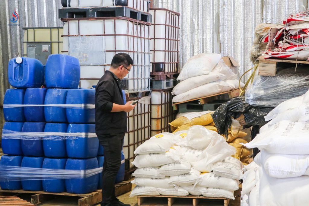 ภายในมีการแบ่งบรรจุสารเคมี พร้อมติดป้ายผลิตภัณฑ์ของบริษัท เจียนหงฯ และมีการล้างภาชนะที่ปนเปื้อนสารเคมีในพื้นที่ด้วย