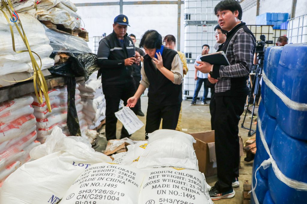 ลงพื้นที่เข้าตรวจสอบอาคารโกดัง เลขที่ 456 อาคาร 9 หมู่ที่ 8 ต.เชียงรากน้อย อ.บางปะอิน จ.อยุธยา ซึ่งเป็นสำนักงานใหญ่ของ บริษัท เจียนหง เคมีคอล (ไทยแลนด์) จำกัด