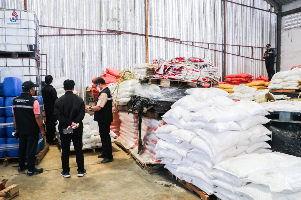 การเข้าตรวจสอบโกดังดังกล่าว ได้เบาะแสจากชาวบ้านในพื้นที่ แล้วขยายผลพบความเชื่อมโยงในการตรวจพบโกดังลักลอบแบ่งบรรจุและเก็บสารเคมีอันตรายที่ ต.คานหาม อ.อุทัย จ.พระนครศรีอยุธยา ที่ กรอ. และ สอจ.พระนครศรีอยุธยา ร่วมกับหน่วยงานที่เกี่ยวข้อง เข้าตรวจสอบเมื่อวันที่ 21 กุมภาพันธ์ 2568