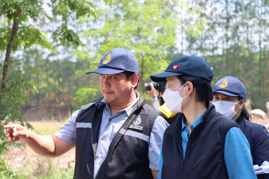 “ทีมตรวจสุดซอย” นำโดย นางสาวฐิติภัสร์ โชติเดชาชัยนันต์ หัวหน้าคณะทำงานรัฐมนตรีว่าการกระทรวงอุตสาหกรรม และเจ้าหน้าที่กองบริการงานอนุญาตโรงงาน 1