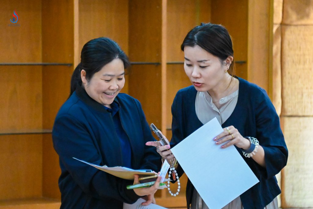 นางสาวรัตติกาล ธรรมปัญญา ผู้อำนวยการกลุ่มวิชาการและการขนส่ง กองบริหารจัดการกากอุตสาหกรรม กรมโรงงานอุตสาหกรรม และ Ms. Osawa Yurie ผู้แทนจากสถานทูตญี่ปุ่น