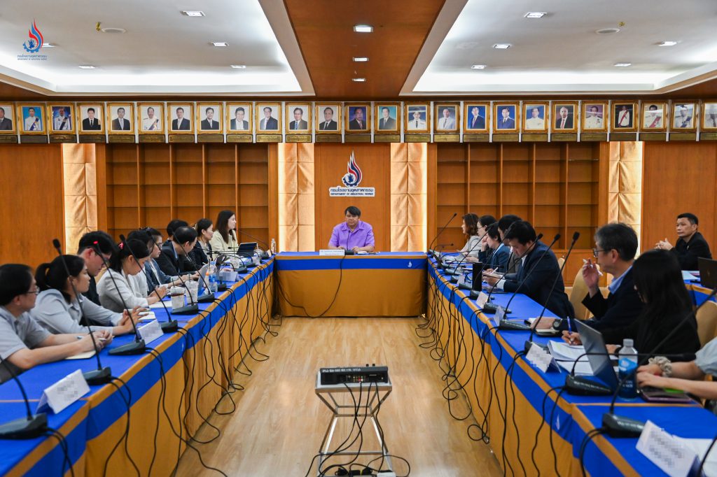 นายสุนทร แก้วสว่าง รองอธิบดีกรมโรงงานอุตสาหกรรม ให้ผู้ประกอบการภาคอุตสาหกรรมยานยนต์ กว่า 10 ราย ได้เข้าพบ เพื่อร่วมหารือประเด็นเกี่ยวกับ (ร่าง) พระราชบัญญัติกากอุตสาหกรรม