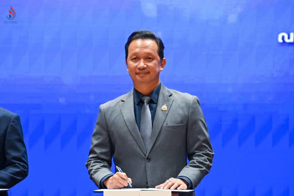 นายธีรทัศน์ อิศรางกูร ณ อยุธยา รองอธิบดีกรมโรงงานอุตสาหกรรม เป็นผู้แทนกรมโรงงานอุตสาหกรรม