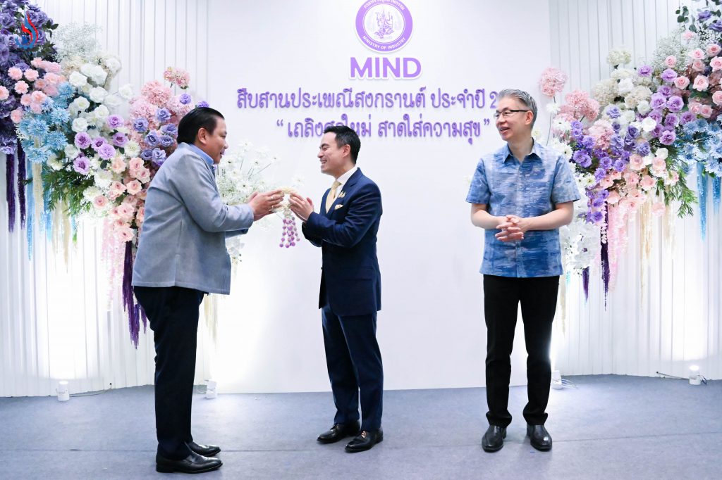 อธิบดีกรมโรงงานอุตสาหกรรม มอบพวงมาลัยให้นายเอกนัฏ พร้อมพันธุ์ รัฐมนตรีว่าการกระทรวงอุตสาหกรรม
