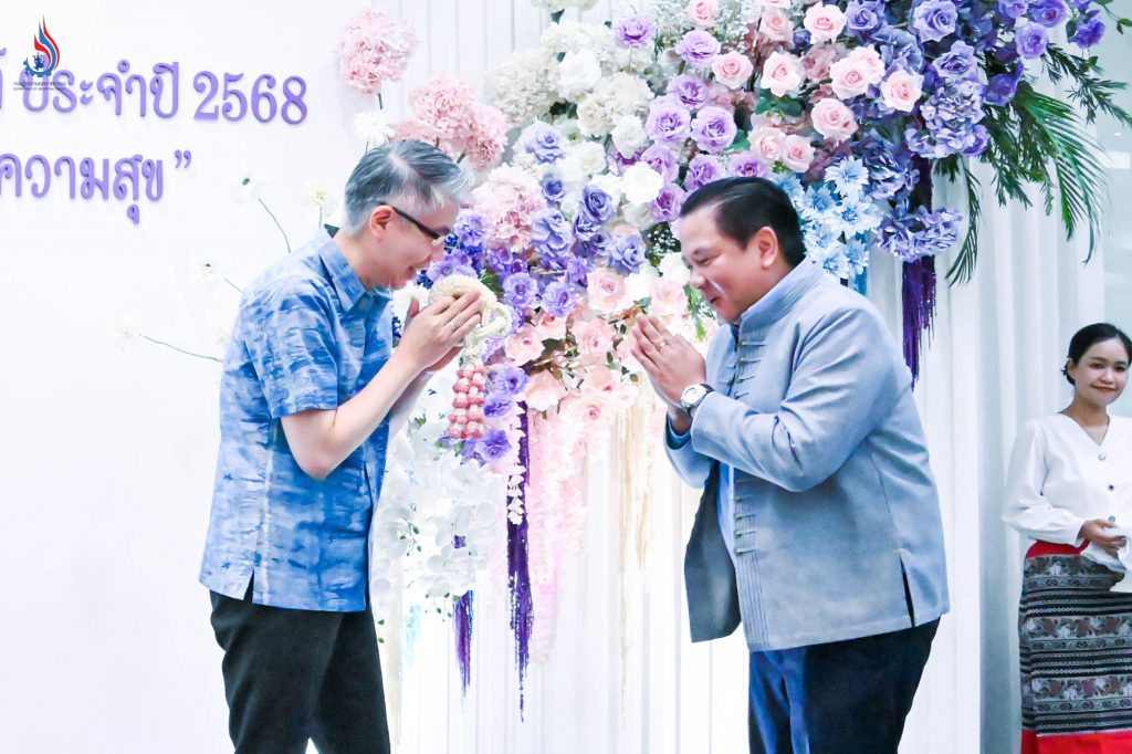 อธิบดีกรมโรงงานอุตสาหกรรม มอบพวงมาลัยให้นายณัฐพล รังสิตพล ปลัดกระทรวงอุตสาหกรรม