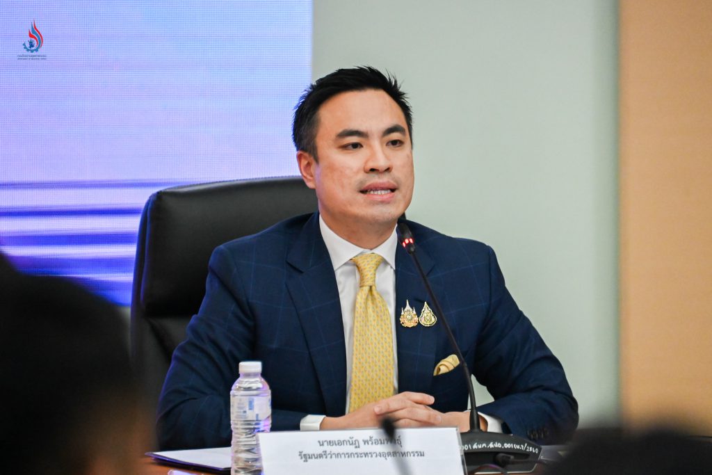 นายเอกนัฏ พร้อมพันธุ์ รัฐมนตรีว่าการกระทรวงอุตสาหกรรม เป็นประธานการประชุมแลกเปลี่ยนข้อมูลเกี่ยวกับการดำเนินธุรกิจของเหล็ก SKY ระหว่าง กระทรวงอุตสาหกรรมและหน่วยงานที่เกี่ยวข้อง