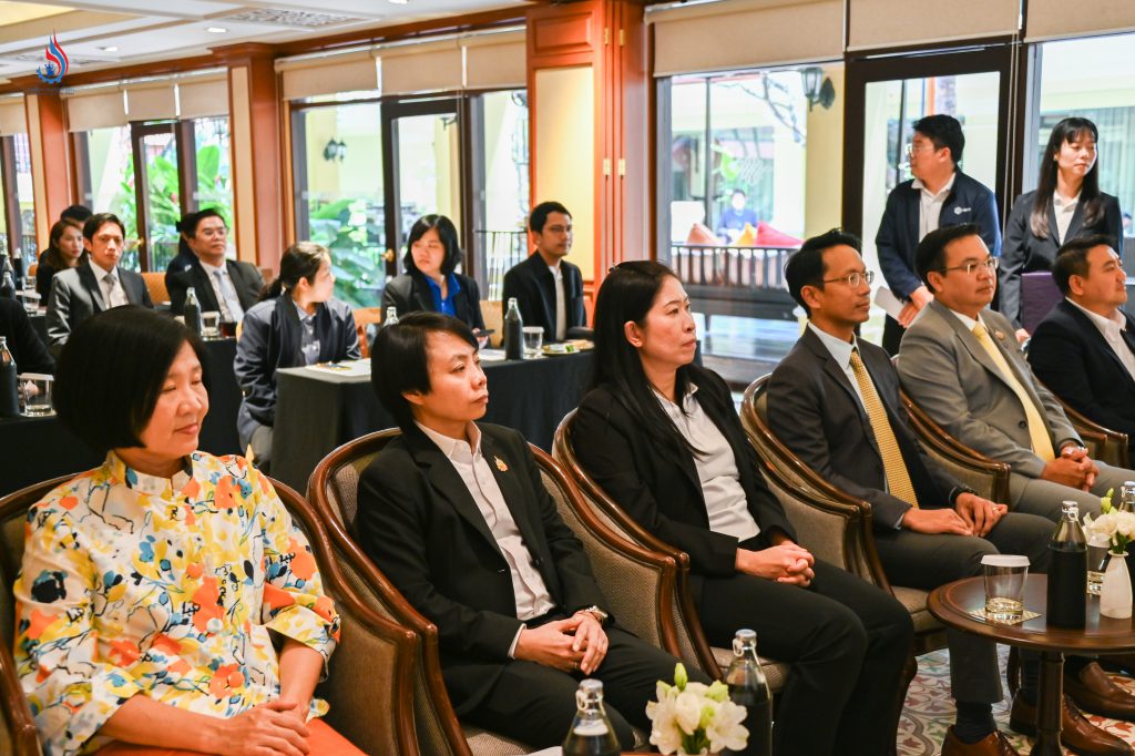 ที่ผ่านมา กรอ. ได้ปรับปรุงกฎหมายเกี่ยวกับการจัดการสิ่งปฏิกูลหรือวัสดุที่ไม่ใช้แล้ว ขณะที่ กนอ. ได้ยกระดับการจัดการของเสียในเขตนิคมอุตสาหกรรมด้วยระบบติดตามแบบ Real Time และบริการครบวงจร รวมถึงการใช้โมเดลโครงการมาบตาพุด แซนด์บ็อกซ์ (Maptaphut Sandbox) ที่ส่งเสริมการแลกเปลี่ยนของเสียเพื่อนำกลับมาใช้ใหม่