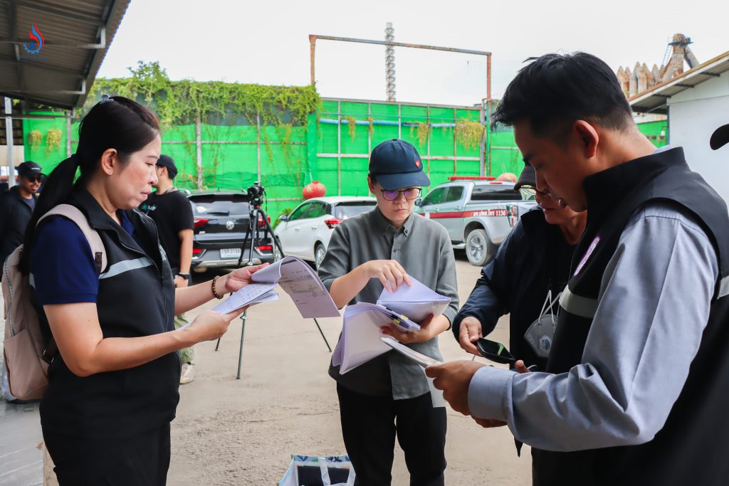 นำหมายศาลจังหวัดสมุทรสาครและหมายเข้าถึงระบบคอมพิวเตอร์ ลงพื้นที่ตรึงกำลังตรวจค้น พร้อมใช้อำนาจตามกฎหมายยึดอายัดของกลางที่เกี่ยวข้อง