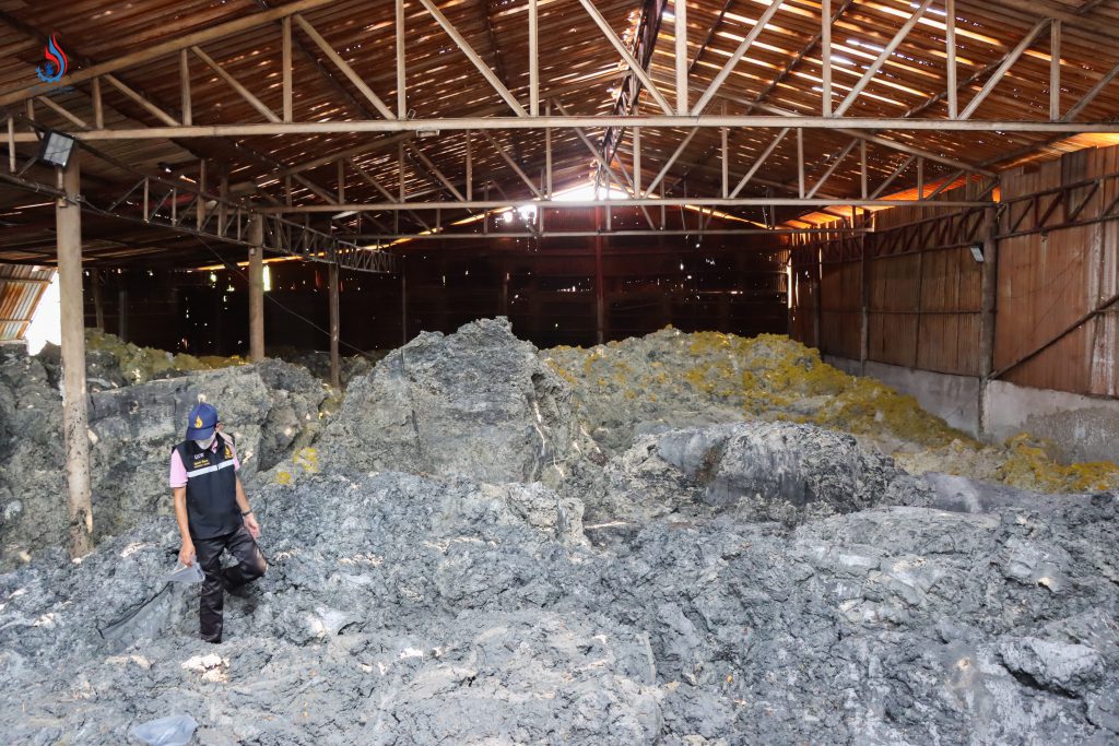 วัตถุอันตรายต้องสงสัย นำส่งกองวิจัยและเตือนภัยมลพิษโรงงาน กรมโรงงานอุตสาหกรรม เพื่อนำไปตรวจสอบสำหรับเป็นข้อมูลในการดำเนินคดีผู้เกี่ยวข้อง