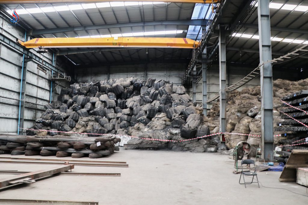 พบว่าบริษัทฯ ลักลอบจัดเก็บฝุ่นแดงซึ่งเป็นกากอุตสาหกรรมอันตรายที่ปนเปื้อนโลหะหนักจากกระบวนการหลอมเหล็ก โดยกองเก็บไว้ภายในบริเวณโรงงานเป็นจำนวนมาก