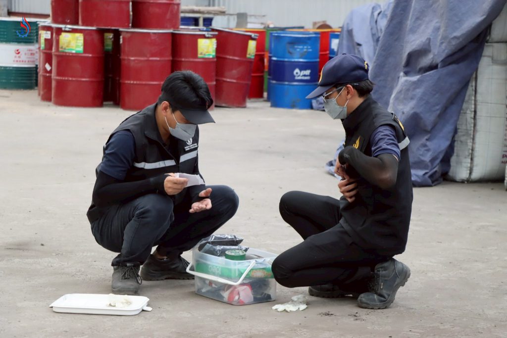 พนักงานเจ้าหน้าที่กรมโรงงานอุตสาหกรรมได้เก็บตัวอย่างวัสดุที่ไม่ใช้แล้ว จำนวน 4 รายการ จากระบบบำบัดอากาศและพื้นที่จัดเก็บ เพื่อดำเนินการตรวจวิเคราะห์