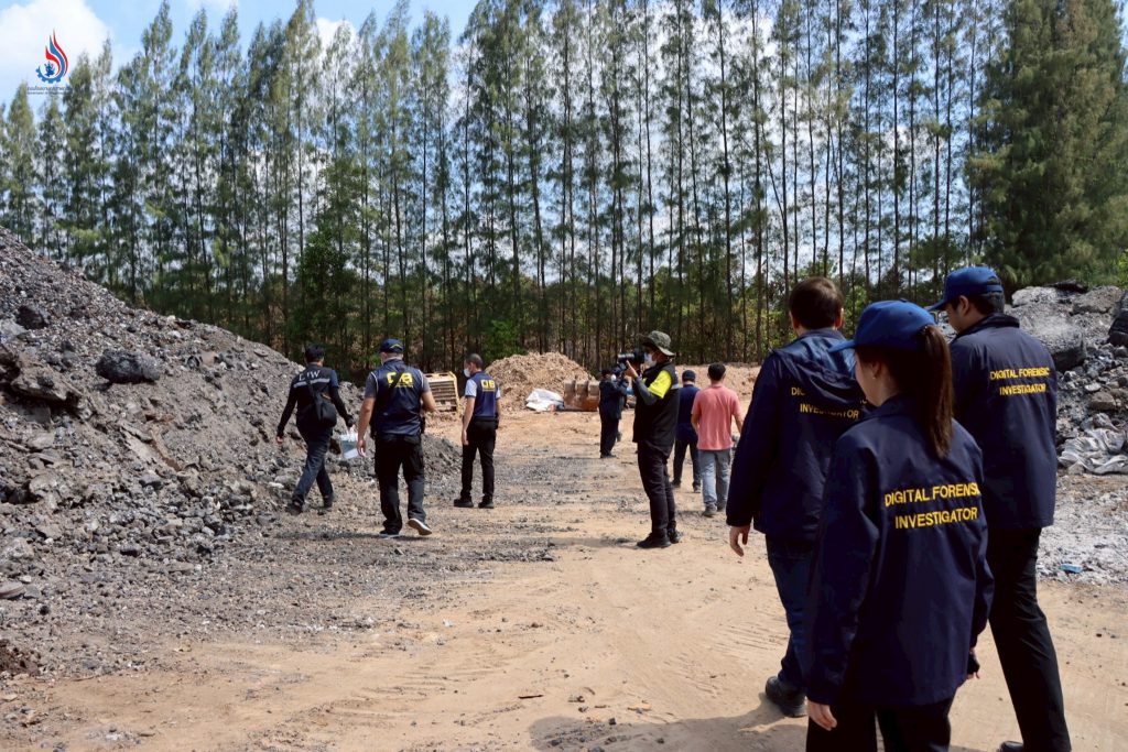 มีการเก็บตะกรันจากการหลอมเหล็กไว้นอกอาคารโดยยังไม่มีการจัดการ