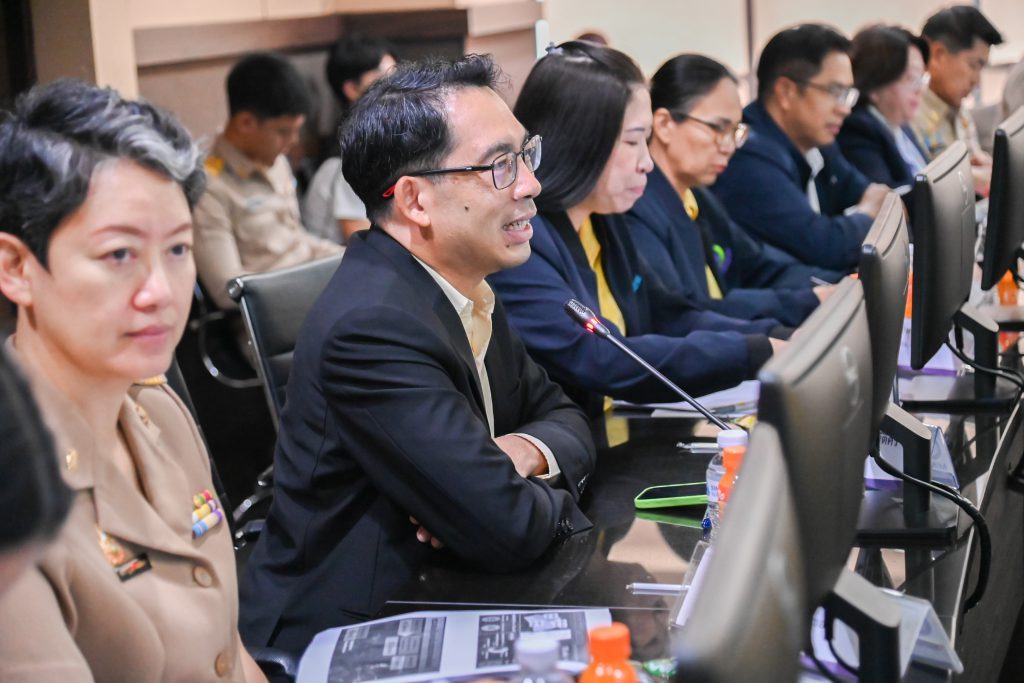 (ซ้าย-ขวา) นางสาวศิรกาญจน์ เหลืองสกุล ผู้อำนวยการกองส่งเสริมเทคโนโลยีสิ่งแวดล้อมโรงงาน, นายรินทวัฒน์ สมบัติศิริ ผู้อำนวยการกองส่งเสริมเทคโนโลยีการผลิตและพื้นที่อุตสาหกรรม และนางสาวนวพร สงวนหมู่ ผู้อำนวยการกองบริหารจัดการกากอุตสาหกรรม