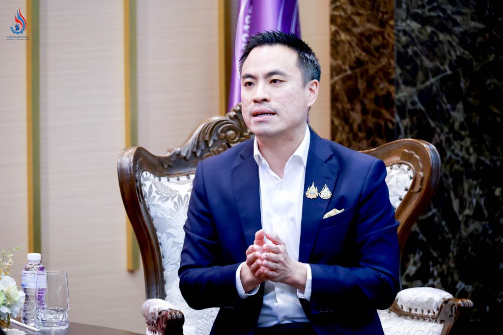 นายเอกนัฏ พร้อมพันธุ์ รัฐมนตรีว่าการกระทรวงอุตสาหกรรม