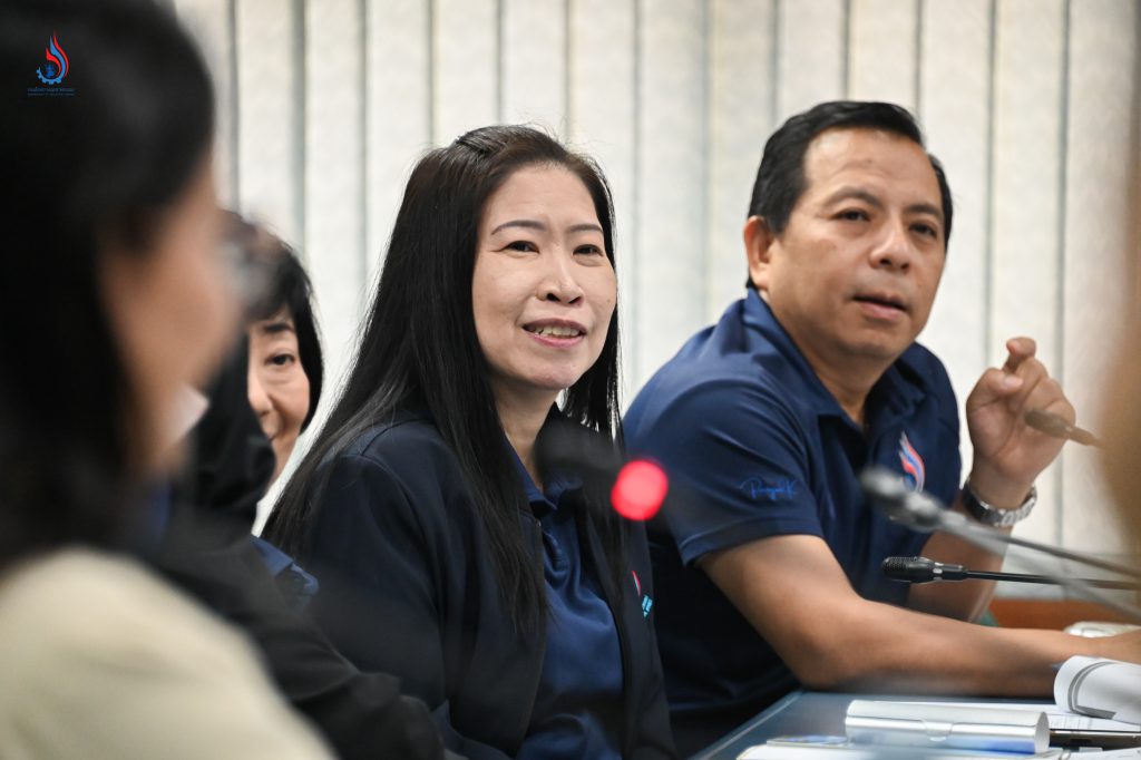 นางสาวนวพร สงวนหมู่ ผู้อำนวยการกองบริหารจัดการกากอุตสาหกรรม และ นายเอกบุตร อุตมพงศ์ นักวิทยาศาสตร์เชี่ยวชาญ กองส่งเสริมเทคโนโลยีความปลอดภัยโรงงาน