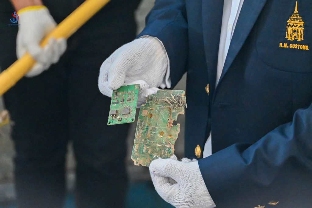 เศษแผงวงจรอิเล็กทรอนิกส์ที่ใช้ไม่ได้ ปะปนกองอยู่ในตู้สินค้า เข้าข่ายเป็นของเสียเคมีวัตถุ (Chemical Wastes) ที่กรมโรงงานอุตสาหกรรมรับผิดชอบ ต้องขออนุญาตนำเข้าและต้องดำเนินการตามขั้นตอนอนุสัญญาบาเซลฯ