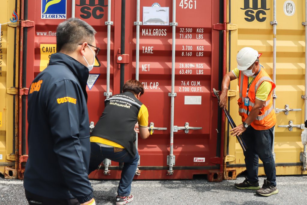 อธิบดีกรมโรงงานอุตสาหกรรม ได้รับเบาะแสจากกรมศุลกากรเกี่ยวกับสินค้าต้องสงสัยที่คาดว่าสำแดงเท็จ เบื้องต้นสันนิษฐานอาจเป็นสินค้าเข้าข่ายกากของเสียอุตสาหกรรมที่ห้ามนำเข้ามาในราชอาณาจักรไทยตามกฎหมายกำหนด