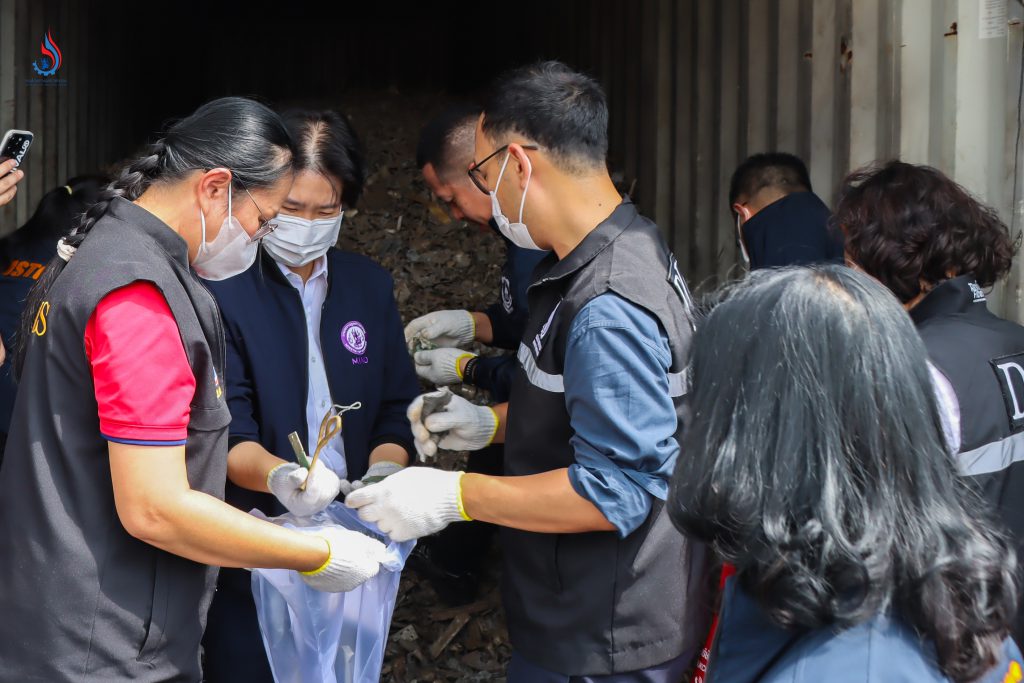 เมื่อตรวจสอบสินค้าภายในปรากฏว่าไม่ตรงกับหลักฐานเอกสาร เป็นการสำแดงเท็จ